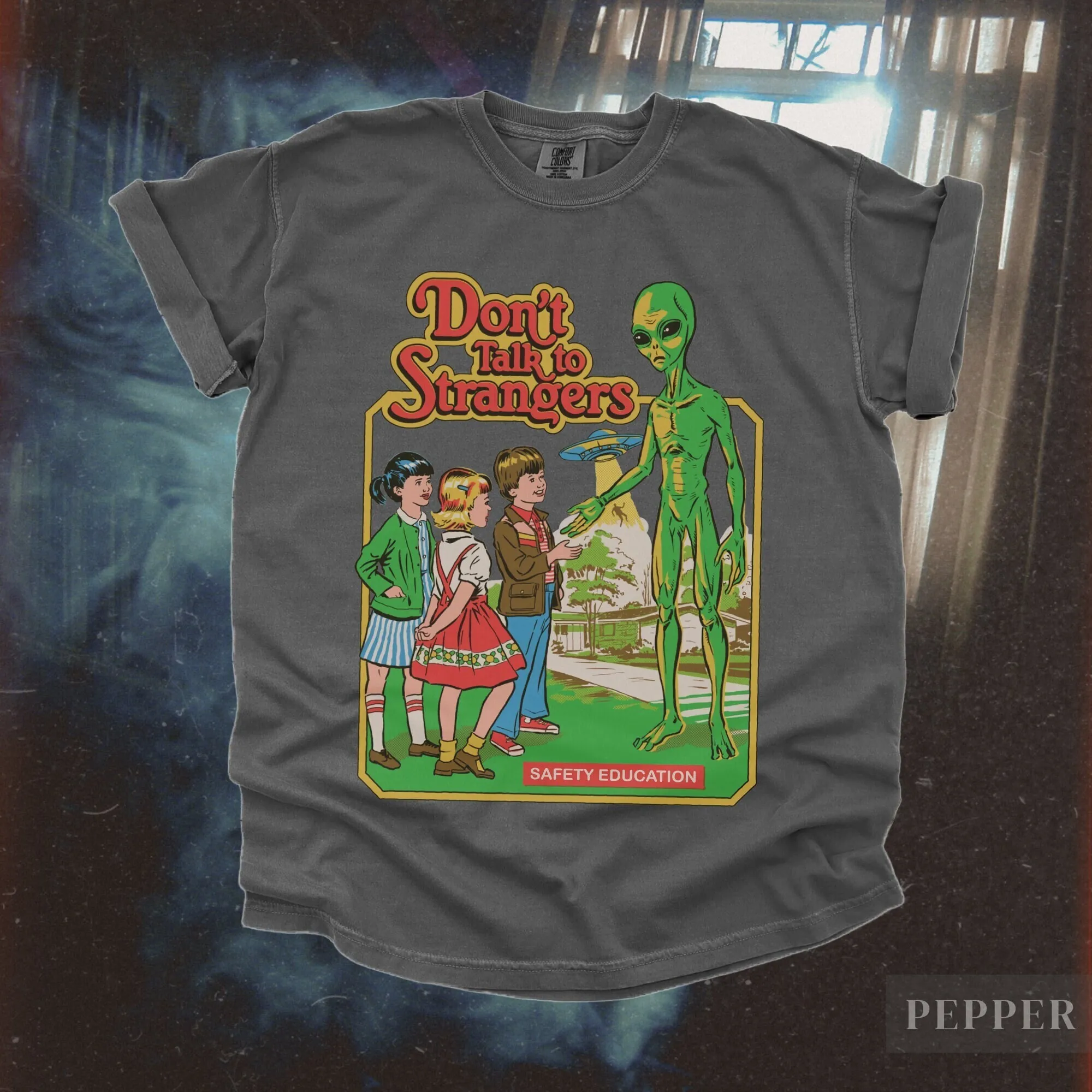 Vintage 90S Don'T Talk To Strangers T Shirt Funny Retro Y2K Humor Alien Ufo Cryptid Cryptozoology Cute Boho Baggy Top