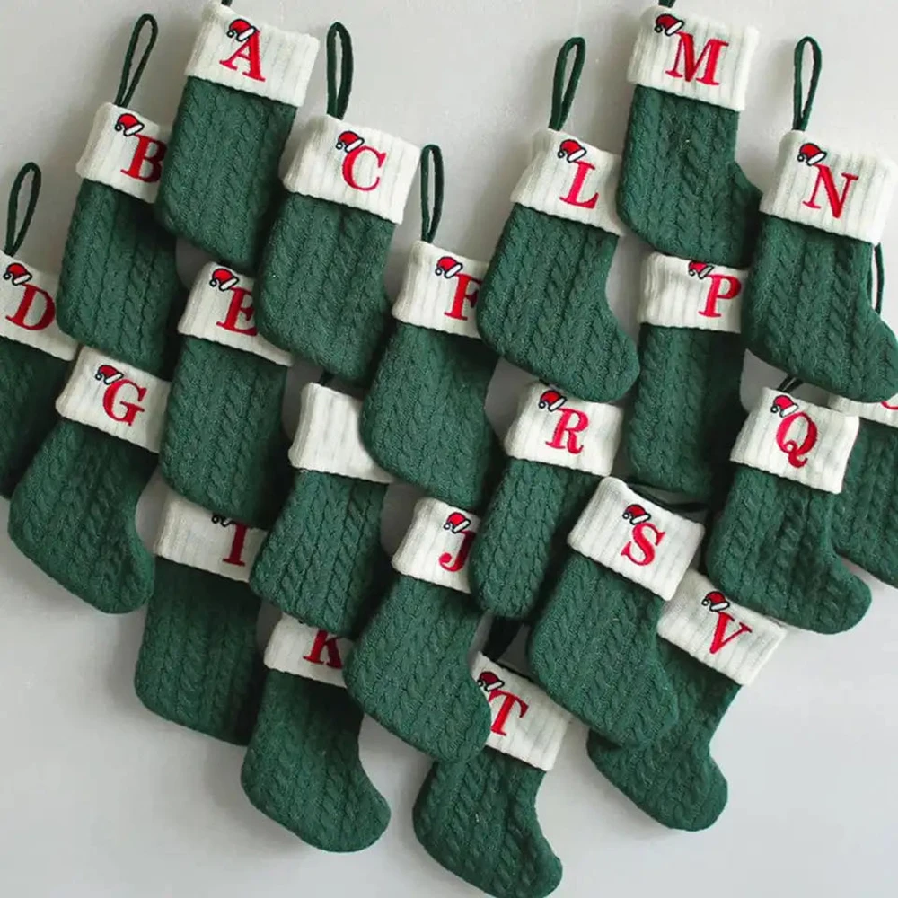 Medias navideñas colgantes con letras de A-Z verdes, calcetines tejidos con monograma, chimenea, árbol de Navidad, decoración colgante para fiesta