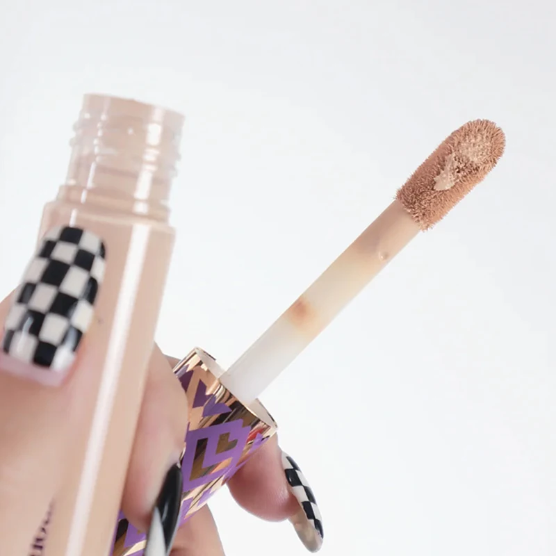 化粧品コンシーラーは、長時間黒い目の周りのクマを隠すことができます。保湿効果があり、粉で覆われないでいます。明るくし、外観を修復します。