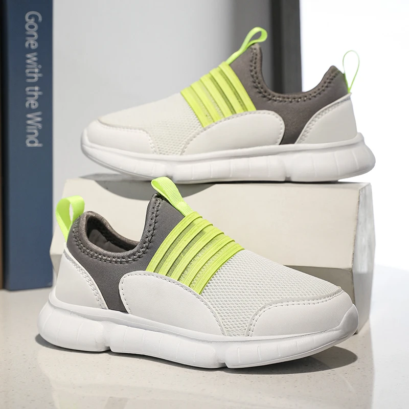 

A pair of children's sports shoes, with breathable mesh upper, convenient foot-closing design, and EVA soleAYY-L9759