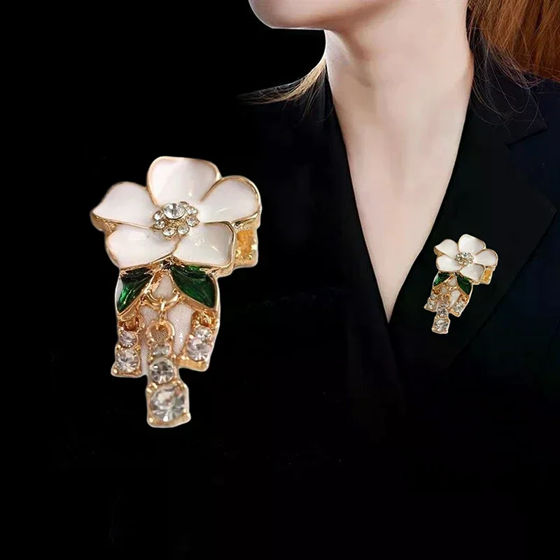Elegant White Drip Oil Camellia Flower Brooches For Women Lady Temperament Rhinestone Tassel Pendant Brooch Party Casual Jewelry