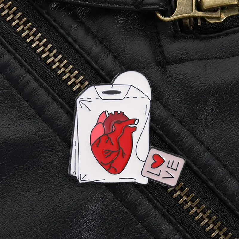 Weird Romantic Anatomical Heart Brooch with Love Label Enamel Pin Bag Clothing Decor for Art Lovers