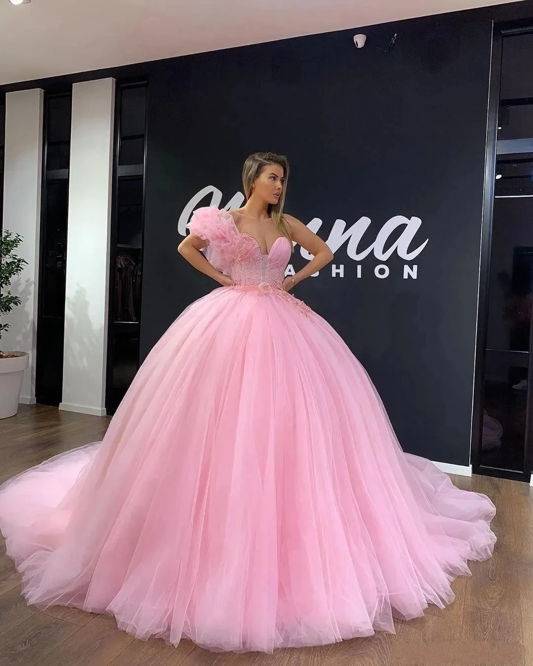 Opalizująca aplikacja różowa suknia balowa na jedno ramię Quinceanera suknie Vestidos De 15 Anos formalne suknie na imprezy urodzinowe księżniczki