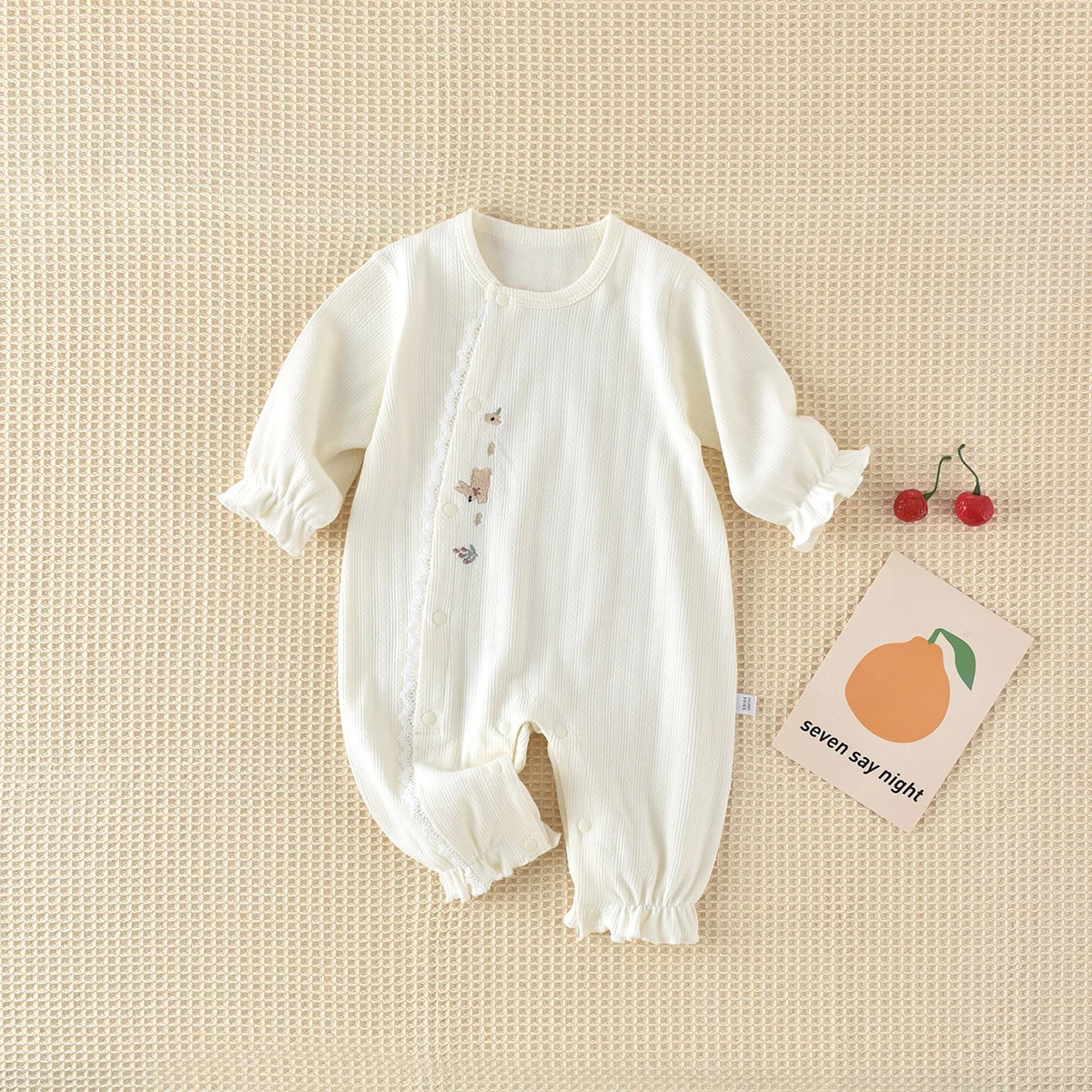 2026 Herbst Neugeborenen-Baby-Strampler mit Hasenmuster und Rüschenärmeln für 0-24 Monate alte Mädchen, Weicher Baumwoll-Einteiler für Säuglinge – Detail 1