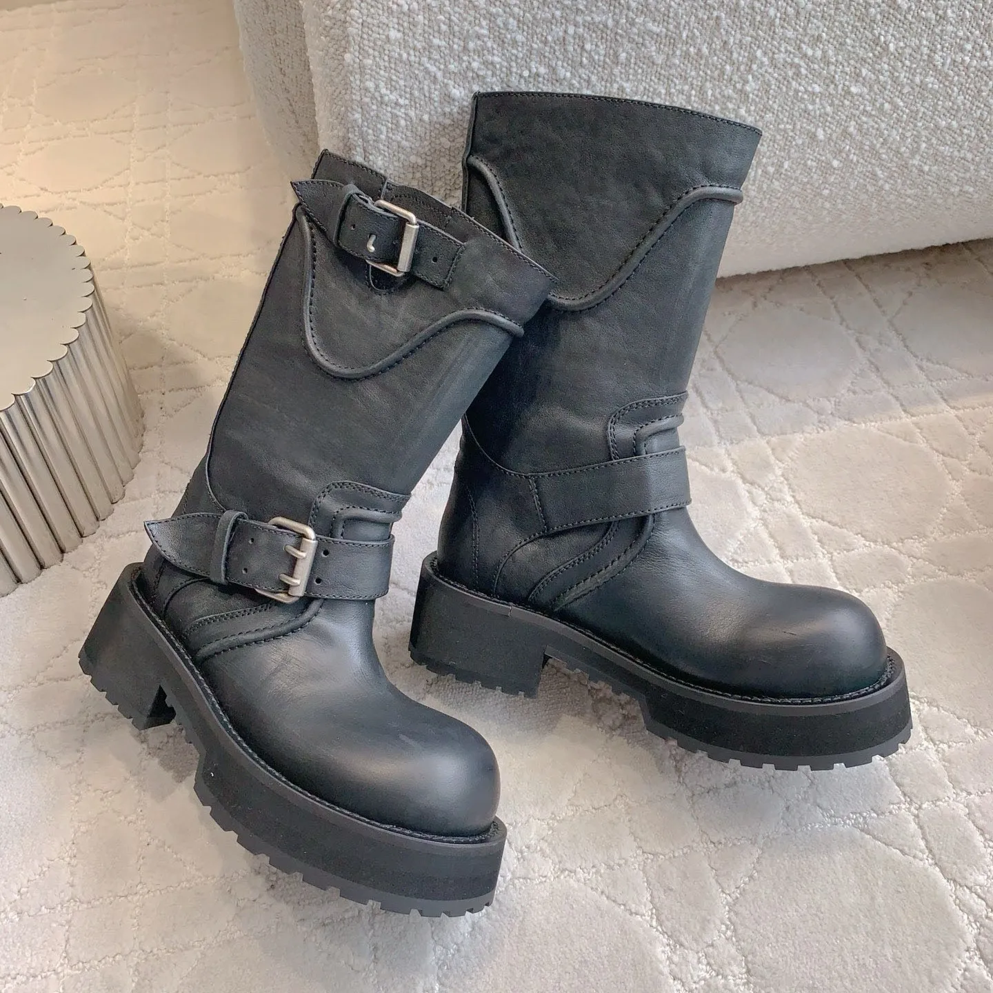 أحذية نسائية قصيرة بتصميم قابل للطي وإبزيم معدني من جلد البقر العلوي/البطانة، نعل خارجي مصبوب ملابس الشارع/تي شيرت/سراويل العمل