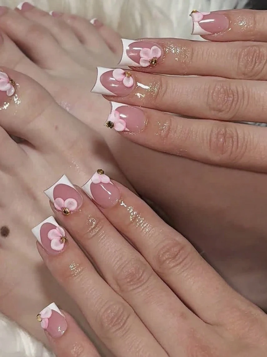 10 Pieces of Short Rectangular Handmade Nails, Gentle Sweet Girl Style, Peach Pink Base Color with White French Tips, 3D Pink Flower and Small Rhinestone Embellishments, Jelly Glue Adhesive, Removable Nail Stickers, Suitable for Girls to Wear in Daily Life, Dates, Outings, and Parties