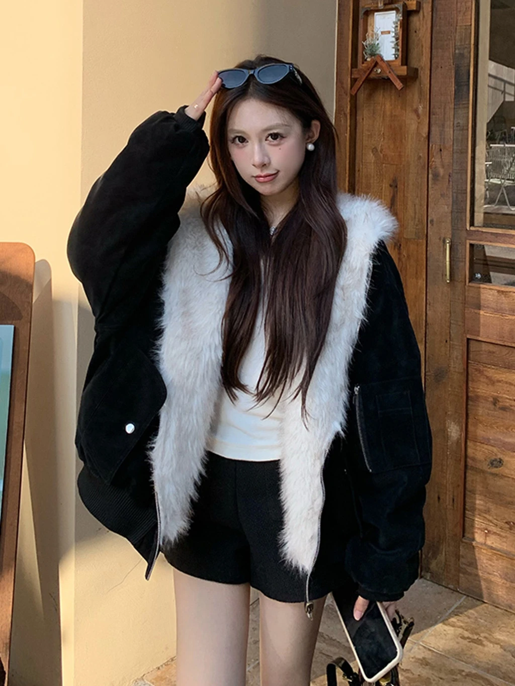 Una chaqueta con capucha de lana y gamuza retro americana gruesa y cálida para que las mujeres se usen en ambos lados en invierno.