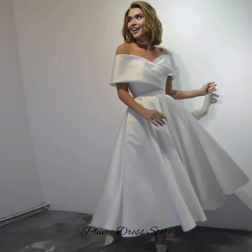 ชุดแต่งงานแบบเรียบง่ายสไตล์คลาสสิกทรงเอไลน์ผ้าซาตินแบบสั่งตัดพิเศษ พร้อมดีไซน์เปิดไหล่ คอวีหรูหรา จับจีบระบายสวยงาม