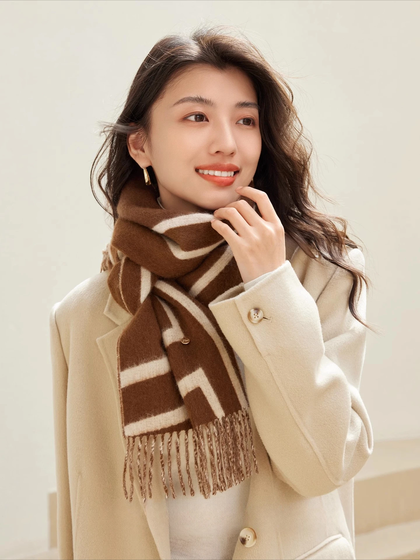وشاح نسائي دافئ جديد للخريف والشتاء، وشاح مخطط بسيط وعصري من الصوف الحريري على الوجهين