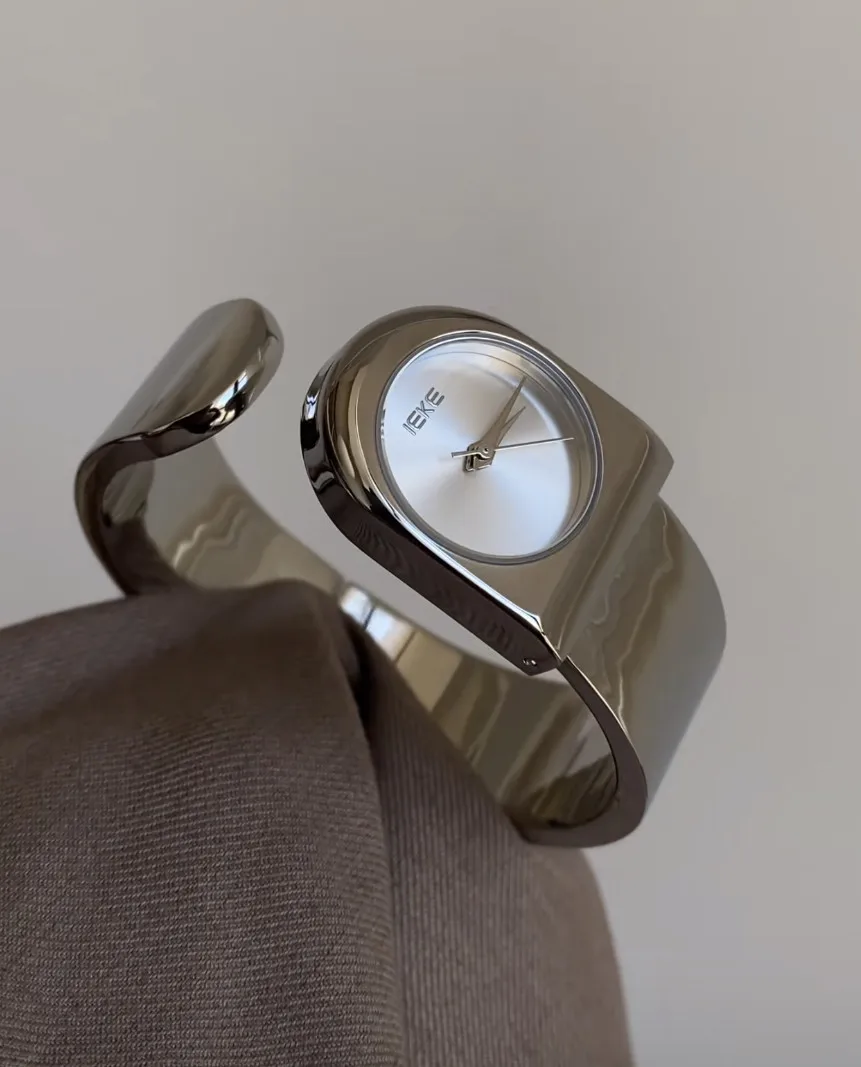 

Новые часы-браслет. Модный и минималистичный дизайн для женщин. Новые, стильные и роскошные женские часы. Модные часы.