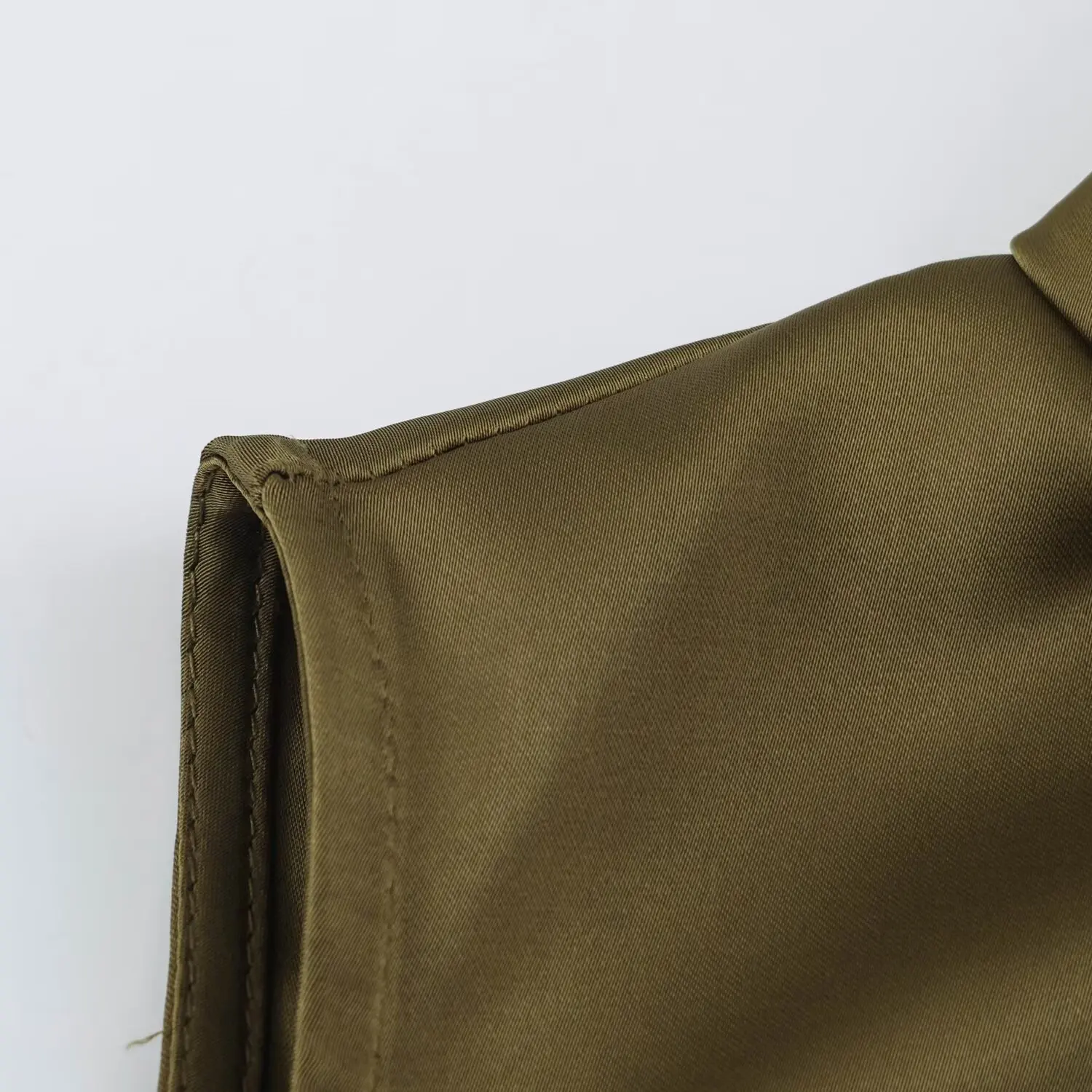 BSAY 2026 Neues Minimalistisches Satin-Zweiteiler-Set mit Drapierter Kragenpartie, Ärmellosem Oberteil mit Schulterknöpfen und Tailliertem Midi-Rock für Damen – Detail 9