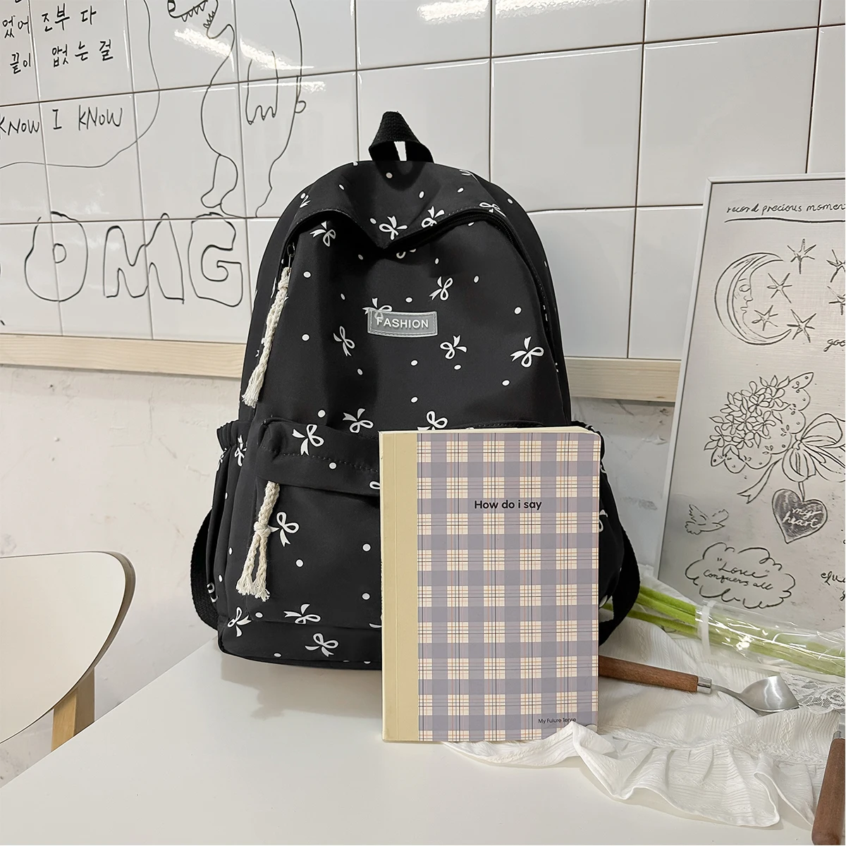 حقيبة ظهر نسائية عصرية - حقيبة مدرسية من النايلون بطباعة فيونكة ونقاط مع أشرطة قابلة للتعديل ومقصورات متعددة للكلية والعمل #3