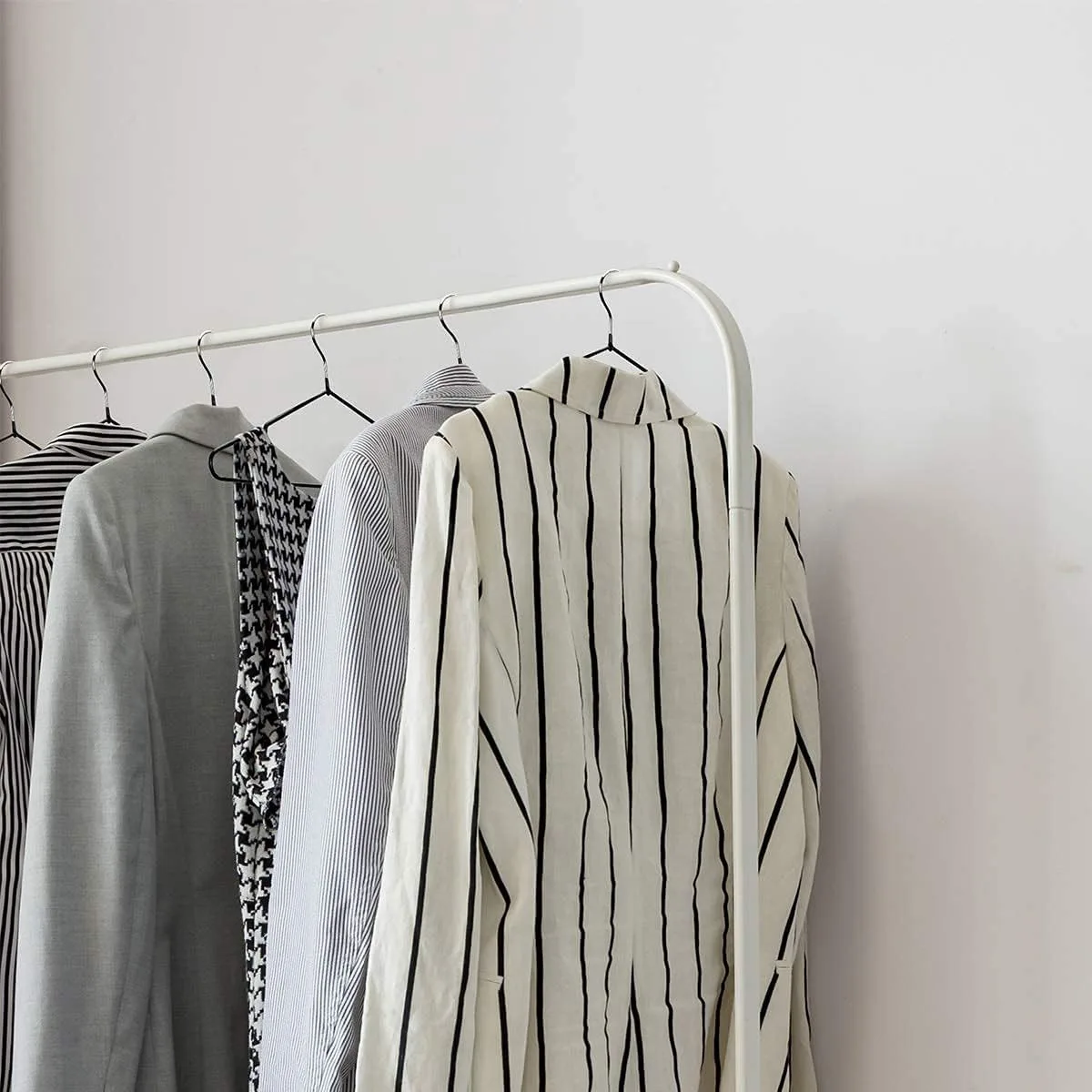 شماعة ملابس مضادة للانزلاق، رف تجفيف الملابس في المهجع، دعم الملابس، رف تعليق الملابس بدون خياطة