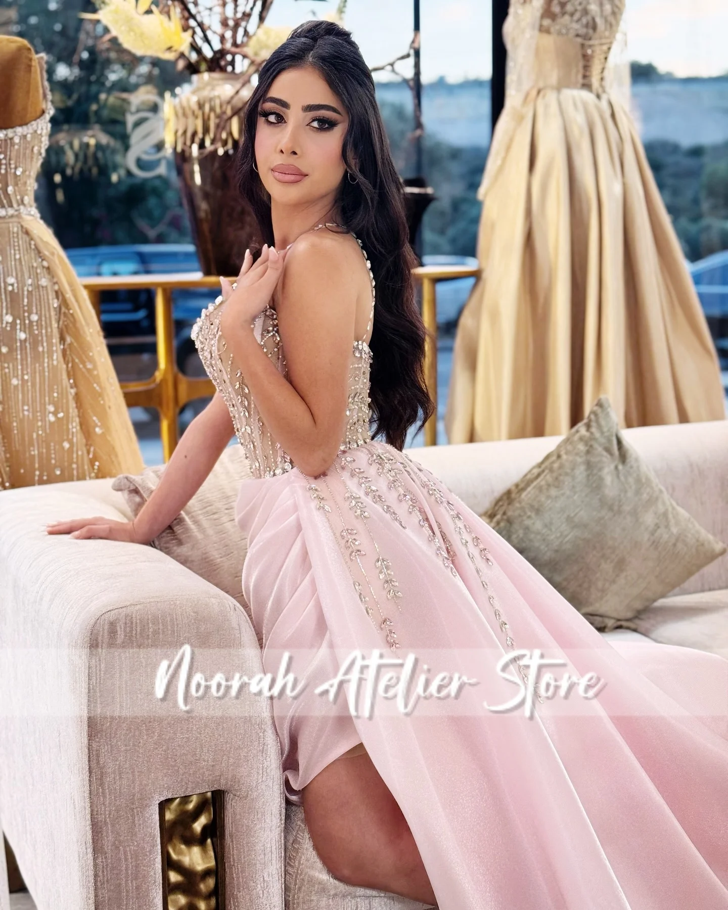 Nuevos Vestidos de Noche de lujo con cuello Halter y cuentas de color rosa brillante para mujer, vestido de novia plisado con abertura, Vestidos largos de Arabia Saudita personalizados