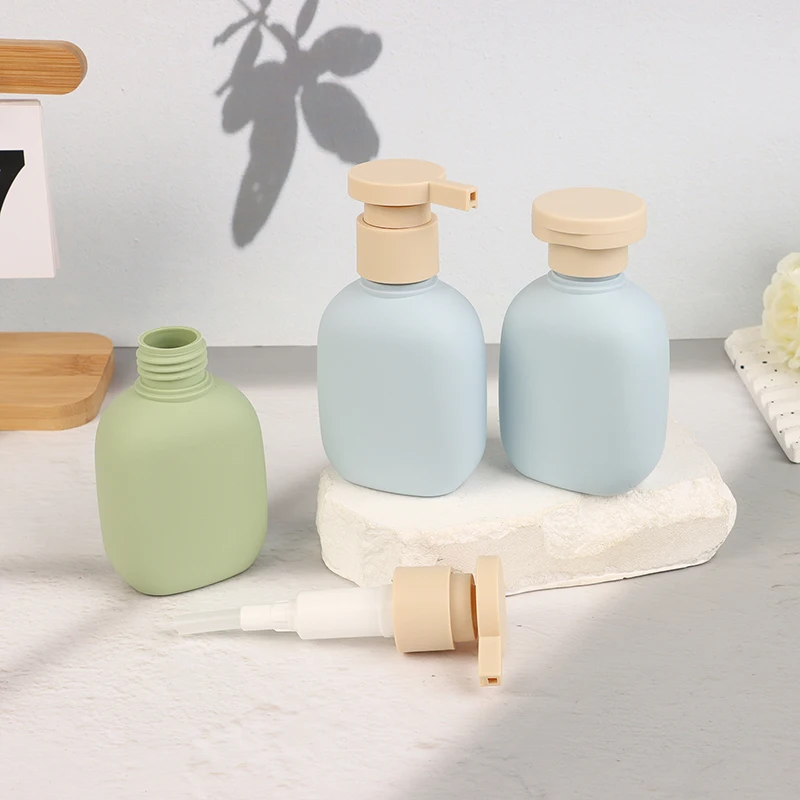 ขวดพลาสติกแบบฝาพลิกแบบเติมได้และกระปุกครีมเครื่องสำอาง - สิ่งจำเป็นสำหรับการเดินทางสำหรับโลชั่นแชมพูเจลทำความสะอาดมือ