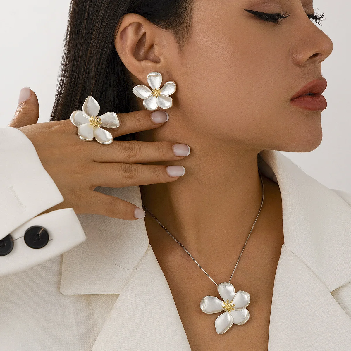 4 Piece Fashion Jewelry Set French Vintage Flower Necklace Earrings Rings Exaggerated Jewelry Set For Women Jewelry Gifts 2024