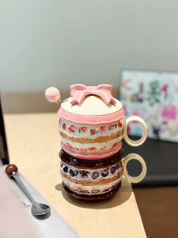 創造的なセラミック製フルーツハートケーキデザインマグカップ、蓋付きオフィス用水飲みカップ、中国の手作り工芸品、片耳ハンドル付き