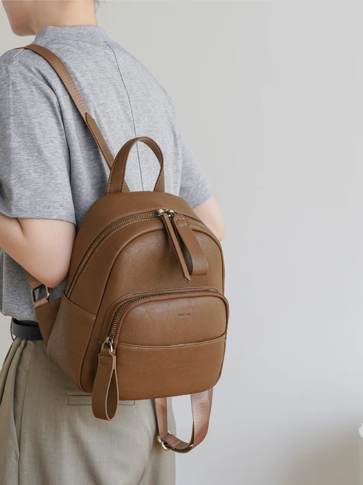 sac-a-dos-elegant-et-simple-pour-femme-sac-a-main-d'exterieur-sac-a-bandouliere-style-sac-bandouliere-tendance-style-neutre-moderne-impermeable
