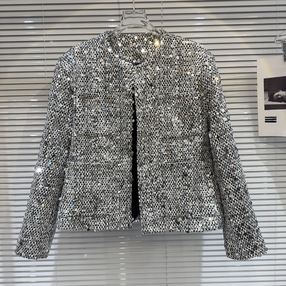 

Осень 2025 или Верхняя одежда. Женское стеганое блестящее пальто с подплечниками. Классическое длинное пальто прямого кроя.