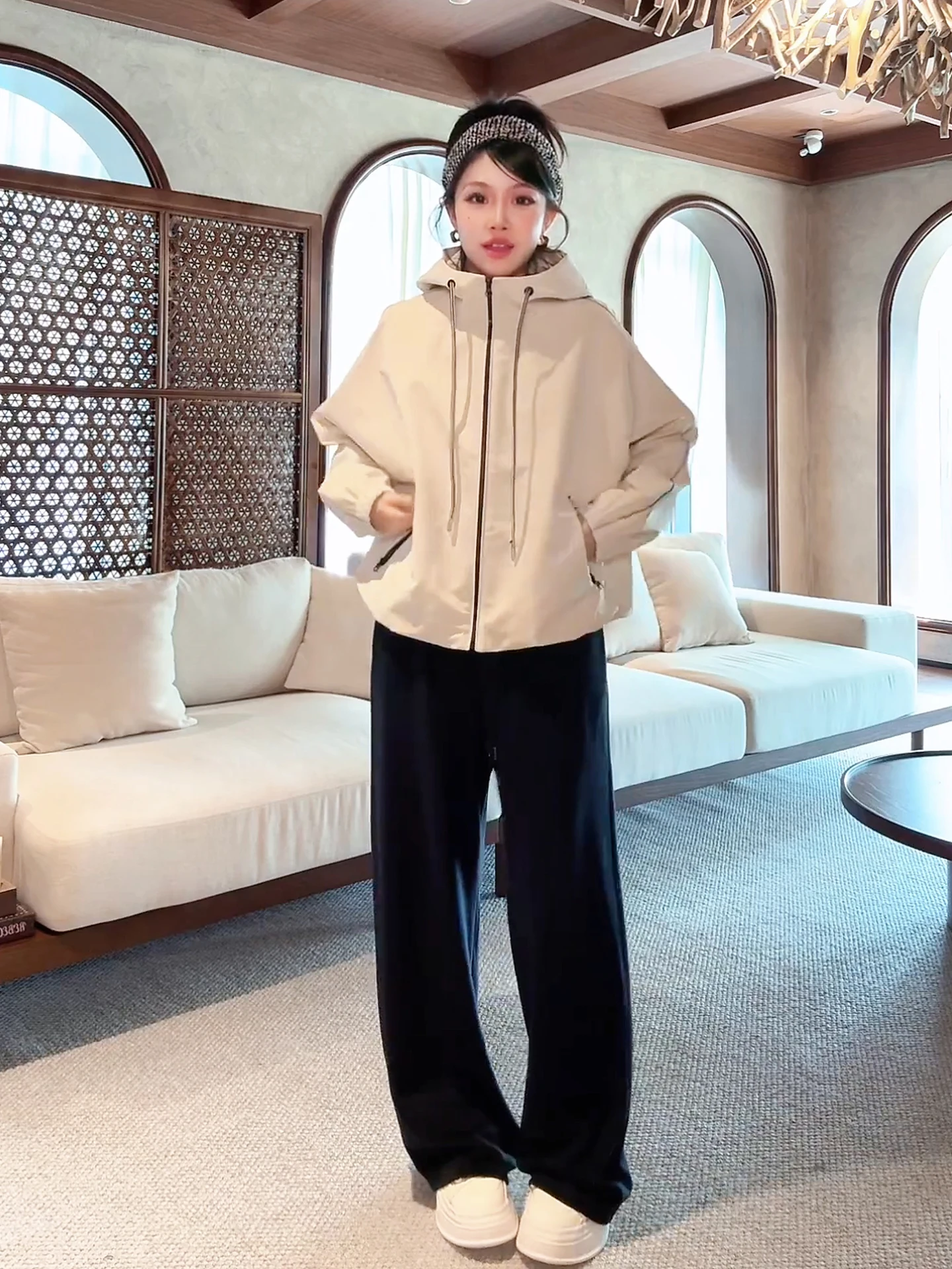 

Легкая дышащая женская куртка-софтшелл с капюшоном из полиэстера для активного отдыха, весенняя модная модель