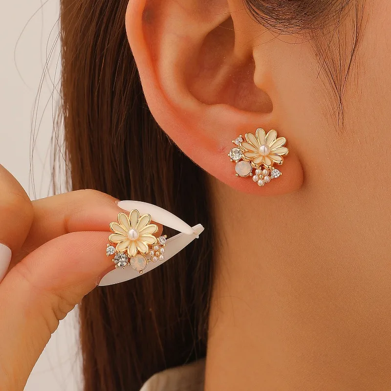 

New Yellow Dripping Oil Daisy Earrings with Fashionable, Sweet, Versatile, and Fresh Small Accessories