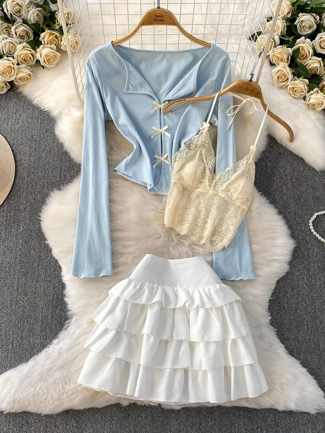 سترة صوفية مفتوحة بعقدة حارة حلوة على شكل حرف V + حزام دانتيل رغبة نقية + تنورة كعكة رفيعة عالية الخصر طقم تي شيرت