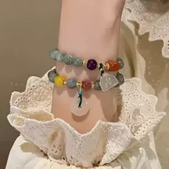 Chinesisch inspiriertes Lotus-Anhänger-Armband-einzigartig und schick, perfekt für einen raffinierten Look.