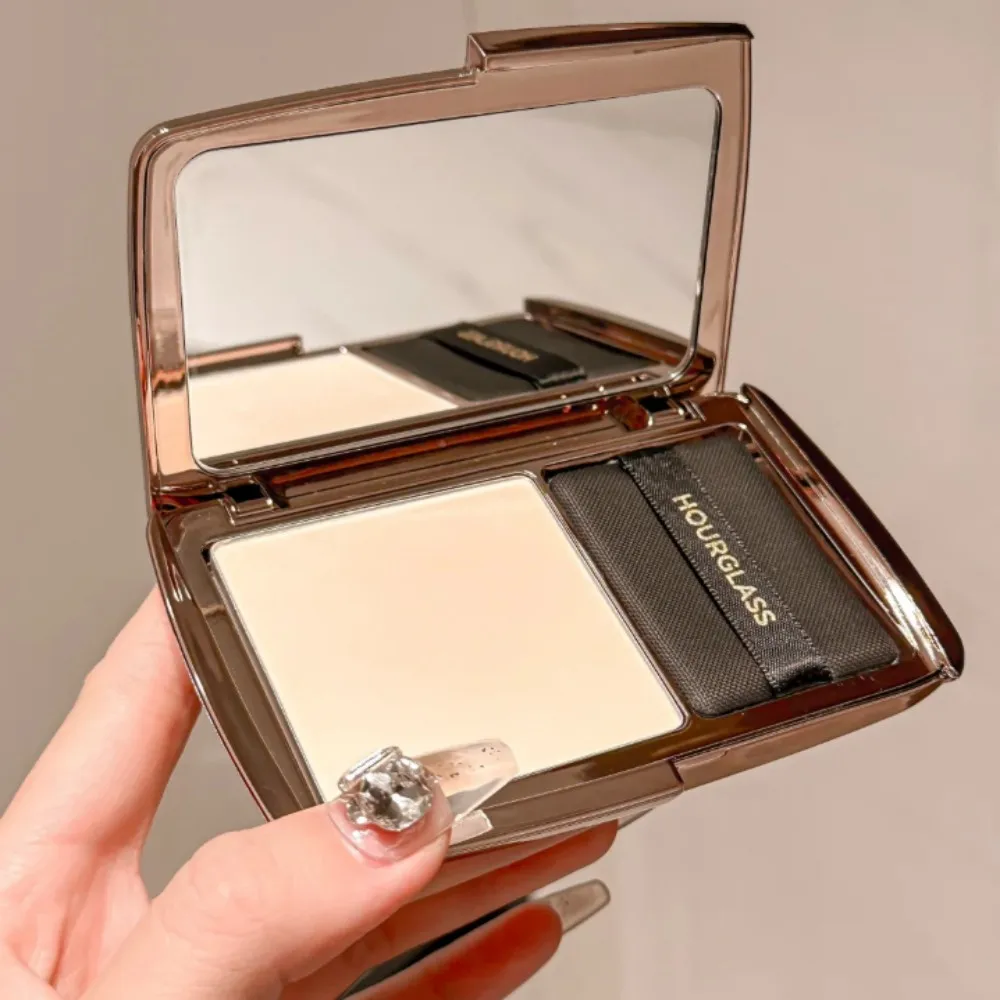 แป้งฝุ่นอัดแข็ง HOURGLASS เนื้อแมทท์ ควบคุมความมัน ติดทนนาน เนื้อเนียนละเอียด สำหรับทุกสภาพผิว เครื่องสำอางสำหรับแต่งหน้า