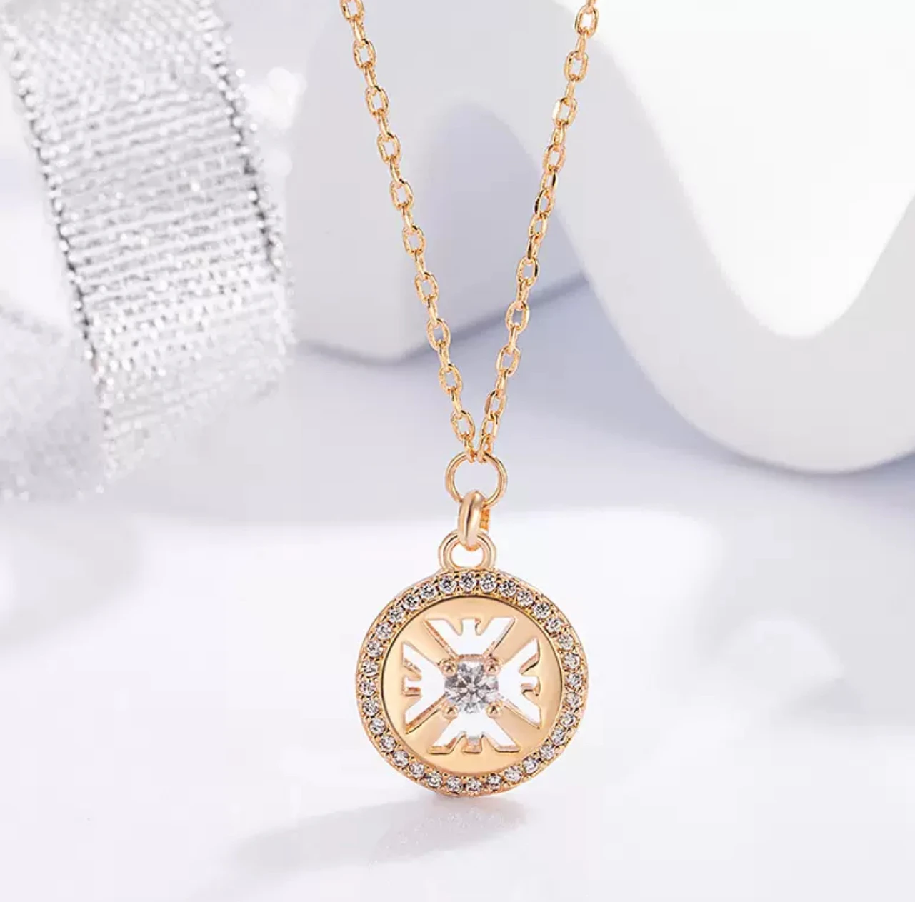 

Новое золотое кольцо с бриллиантовым кольцом Empor Arma Eagle Label 2025 года — это модное, универсальное, модное и высококачественное колье для женщин.