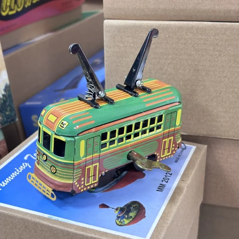 [مضحك] مجموعة الكبار الرجعية لعبة هزازة معدن القصدير تتحرك حافلة الترام نموذج سيارة الميكانيكية عقارب الساعة لعبة أرقام نموذج الاطفال هدية