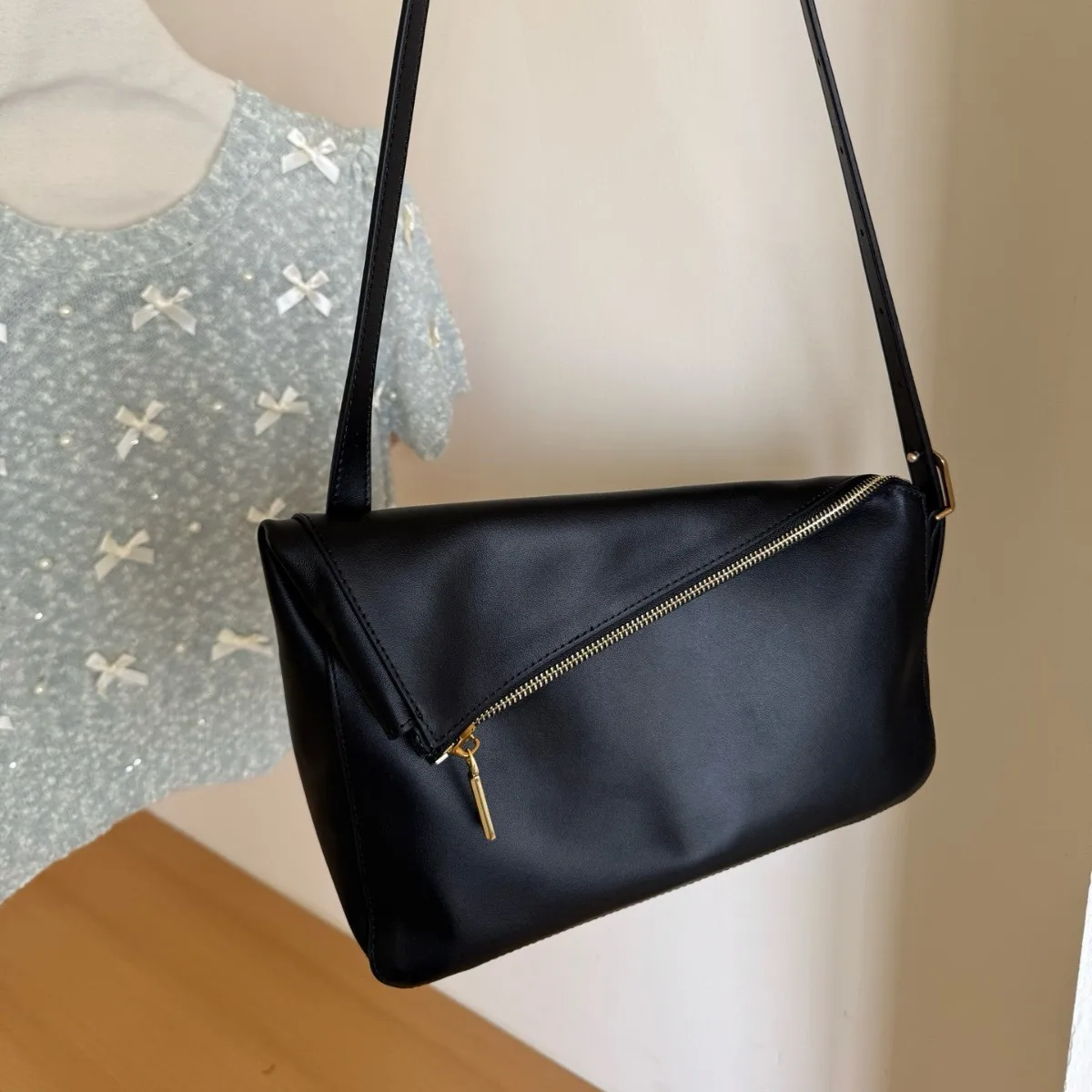 

FIRMRANCH 2025 New Geometric Design Light Luxury Leather Fashion Commuter Women's Shoulder Crossbody Bag Folding Envelope Purse