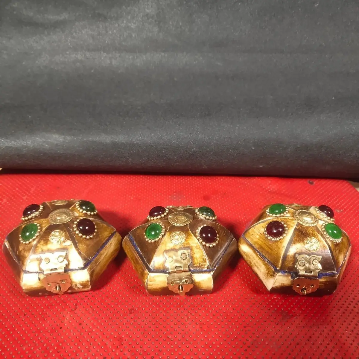 Antique collection pure beef bone inlaid with gemstones, fine workmanship, random specifications