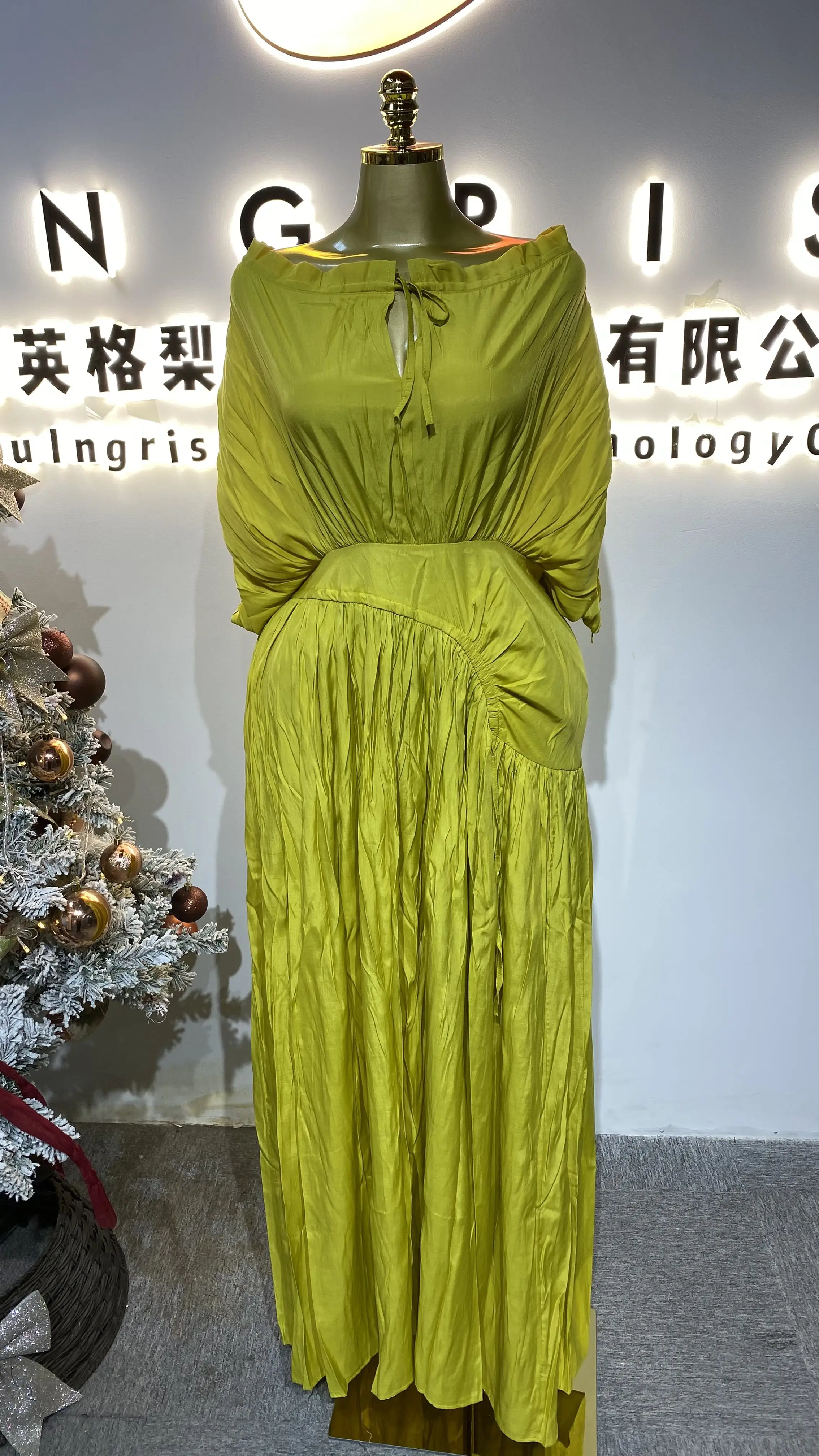 

Новое летнее модное и элегантное свободное платье-расклешенная юбка со складками на талии 2025 года-GZXX488