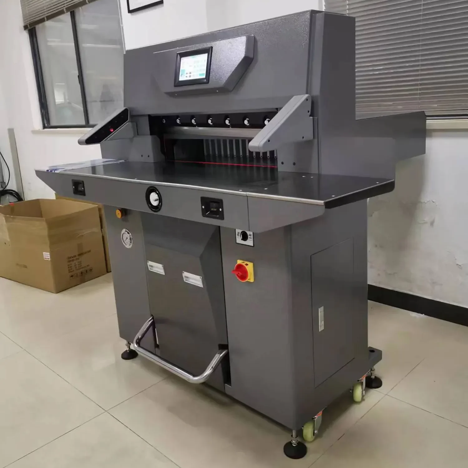 آلة قطع الورق الهيدروليكي التي يتم التحكم فيها بالبرنامج QK-7210TX مع منصة تشغيل الكرة