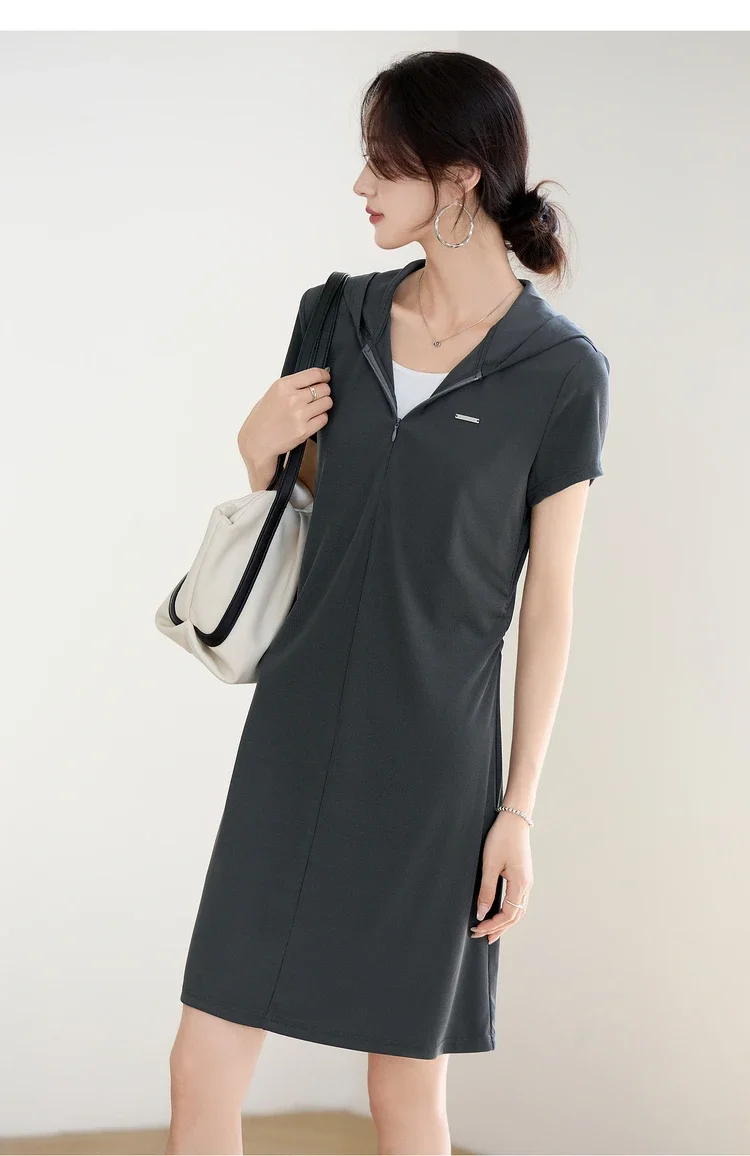 فستان SENTUBILA نسائي محبوك تي شيرت 2025 نمط رياضي صيفي فساتين بقلنسوة وأكمام قصيرة ملابس مكتب للسيدات 152LN1945