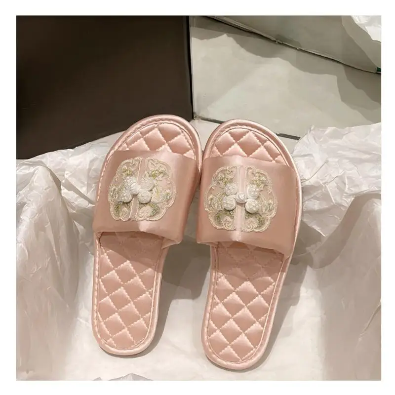 

Женские домашние тапочки, новые модели, с открытым носком, мягкая подошва, нескользящие, легкие, высококачественные шелковые тапочки для всех сезонов.