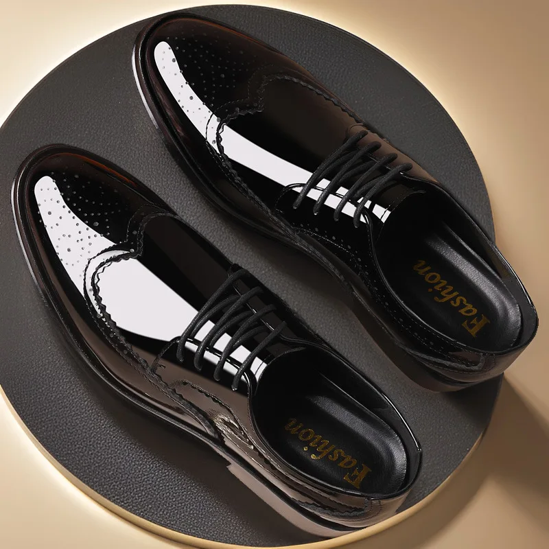 

Glossy Patent Leather Brogue Perforated Carved Formal Dress Shoes Lace Up Fashion Young Men Groom Wedding Party Leather Shoes