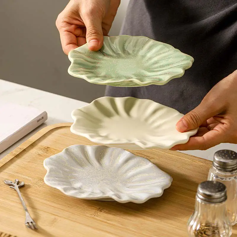 Light Green Speckled Flower‑Shaped Ceramic Plate 6 Inch Petal Edge Snack Dessert Dish 2026 Home Tableware Decorative Saucer
