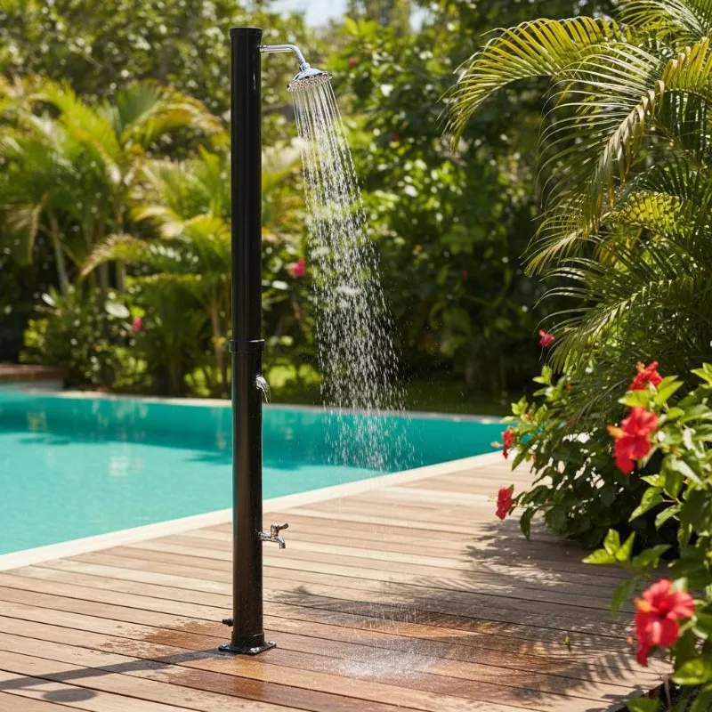 Schlanke schwarze solarbetriebene Gartendusche mit großem Wasserbehälter …