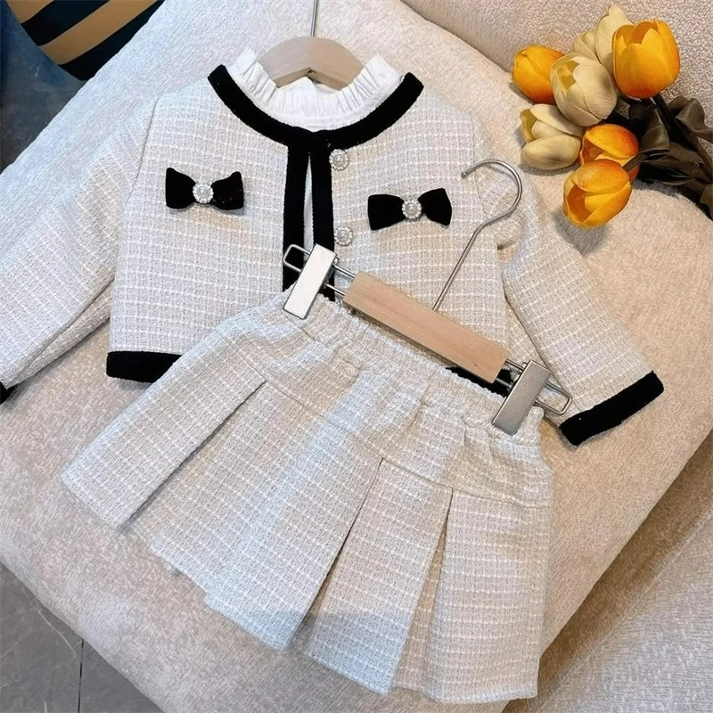 

Новинка осени 2024, комплекты одежды для девочек, корейская версия, темпераментный кардиган для девочек + полукороткая юбка, комплекты для маленьких детей