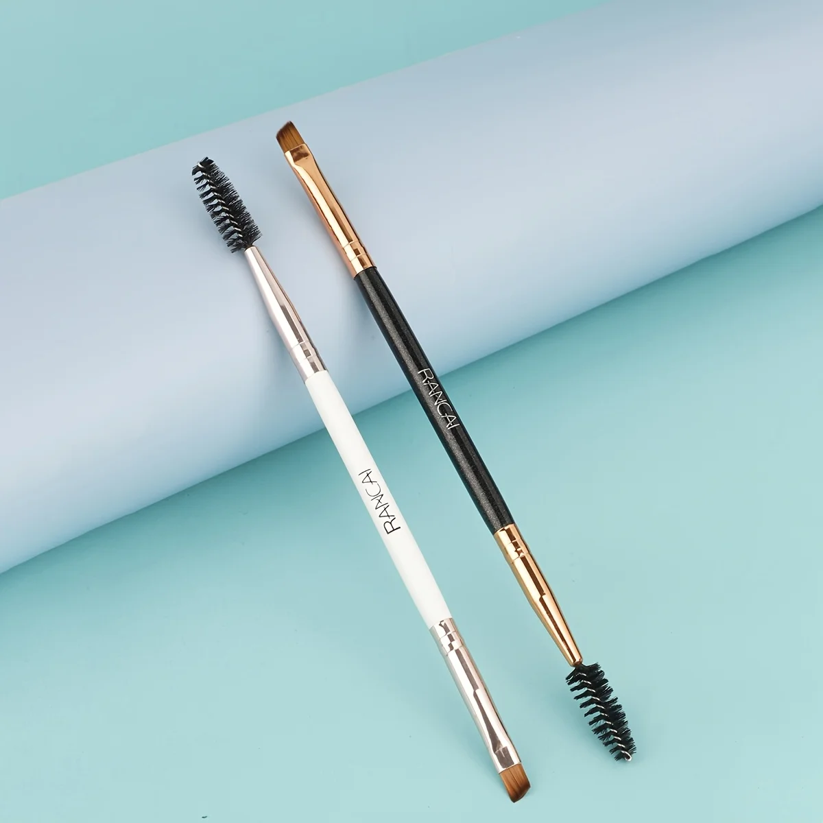 Ensemble de pinceaux à sourcils incurvés professionnels (2 pièces), parfaits pour modeler les sourcils. Comprend un pinceau à sourcils et un pinceau à cils