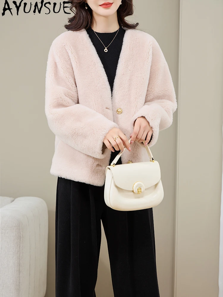 سترة نسائية من الصوف الطبيعي 100% من AYUNSUE 2025 سترة جديدة من فرو الضأن برقبة على شكل حرف v ملابس نسائية قصيرة جديدة في ملابس خارجية Ropa Para Mujer