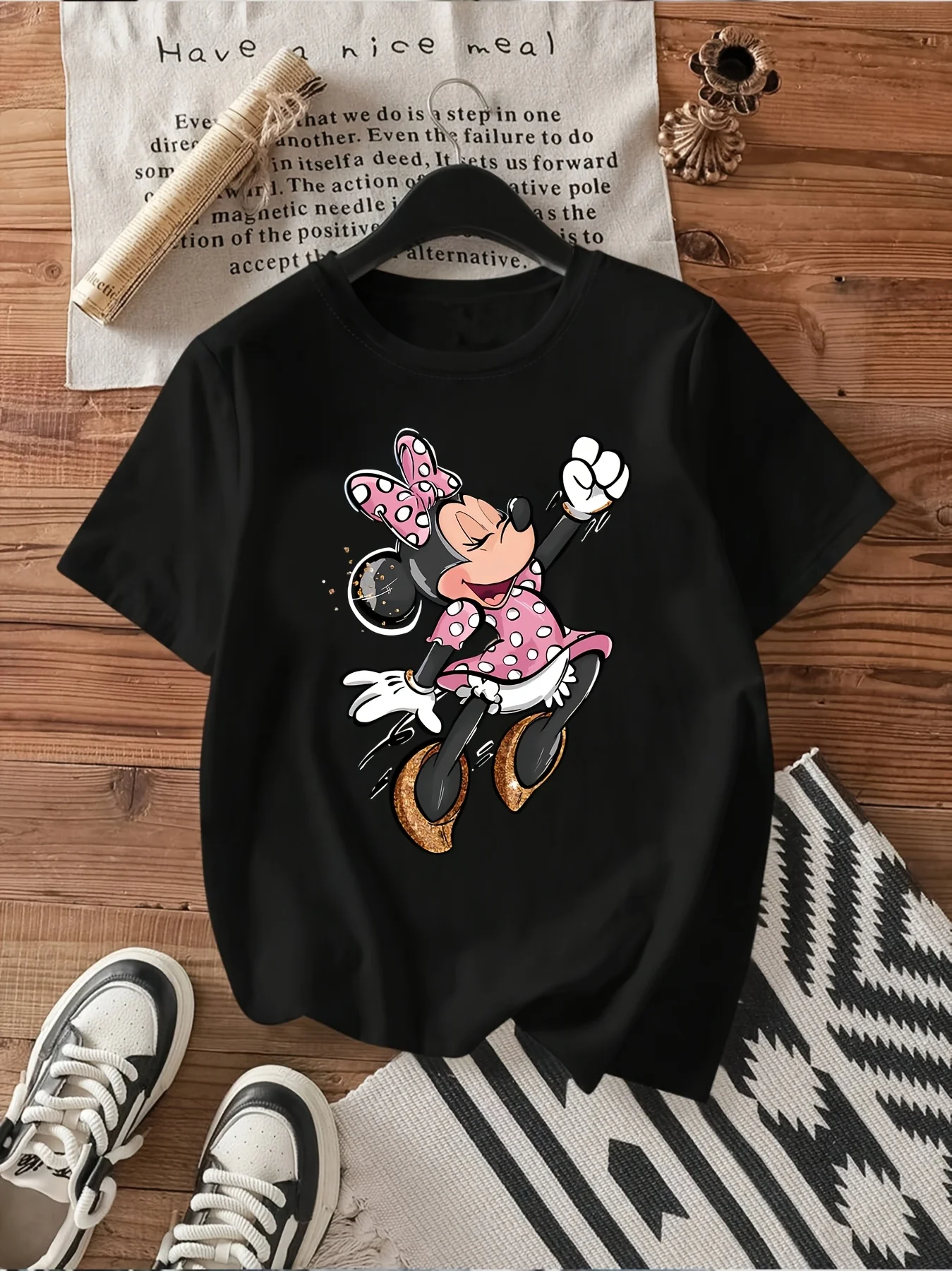 

2025 Женская повседневная удобная уникальная черная футболка с круглым вырезом и короткими рукавами с принтом Disney с уникальным улыбающимся лицом