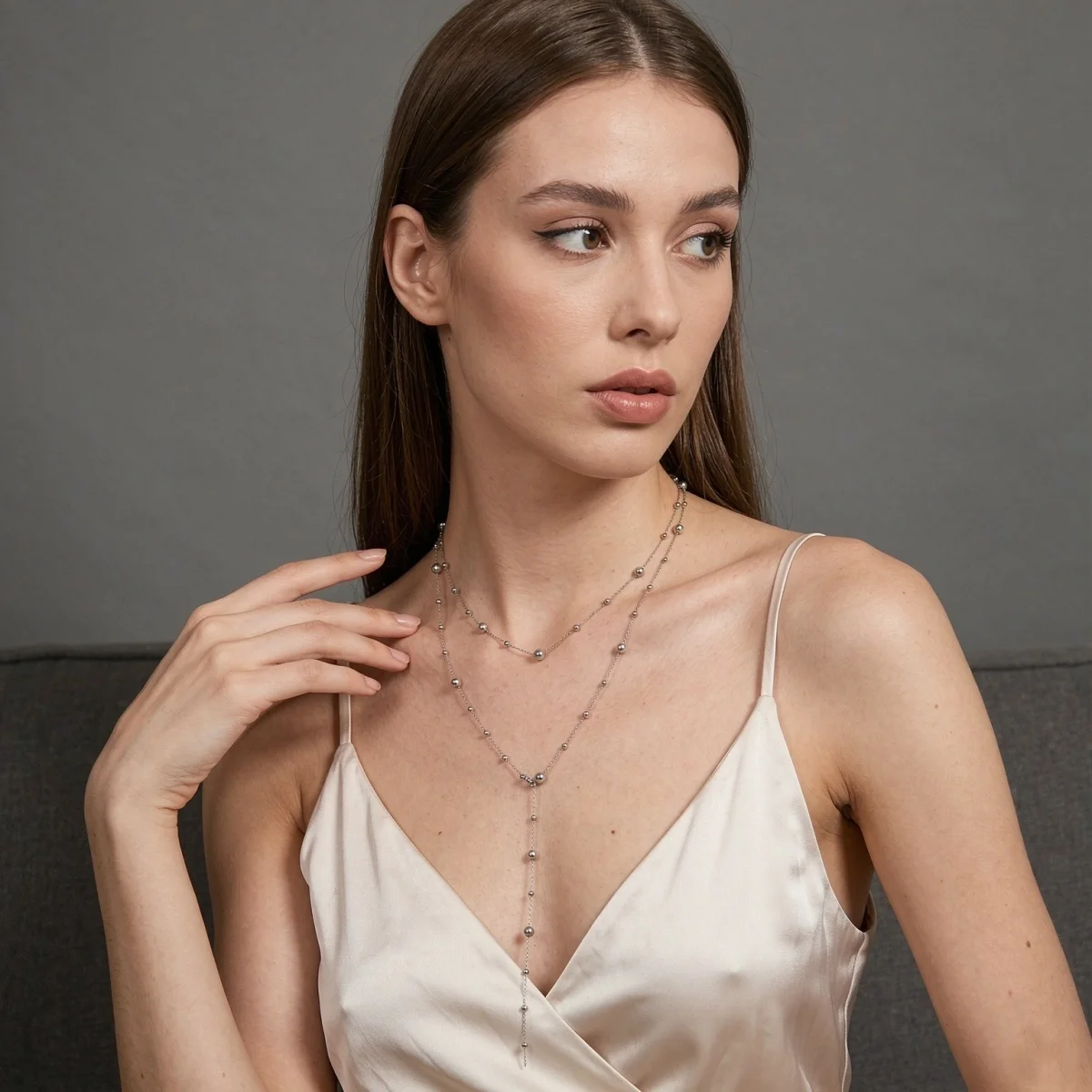Zierliche silberfarbene Perlen-Stern-Schmuckkette mit simulierten Perlen in Y-Form für Damen und Herren, doppellagiger Y-förmiger Choker, ästhetisches Geschenk-Schmuckstück. – Detail 5