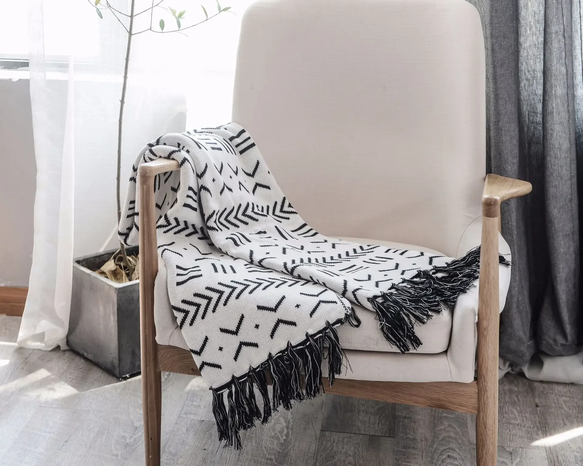 Modern Simple Geometric Decor Throw Blanket Personalized 100% Cotton Knitted Sofa Bed Hotel Blanket Black and White