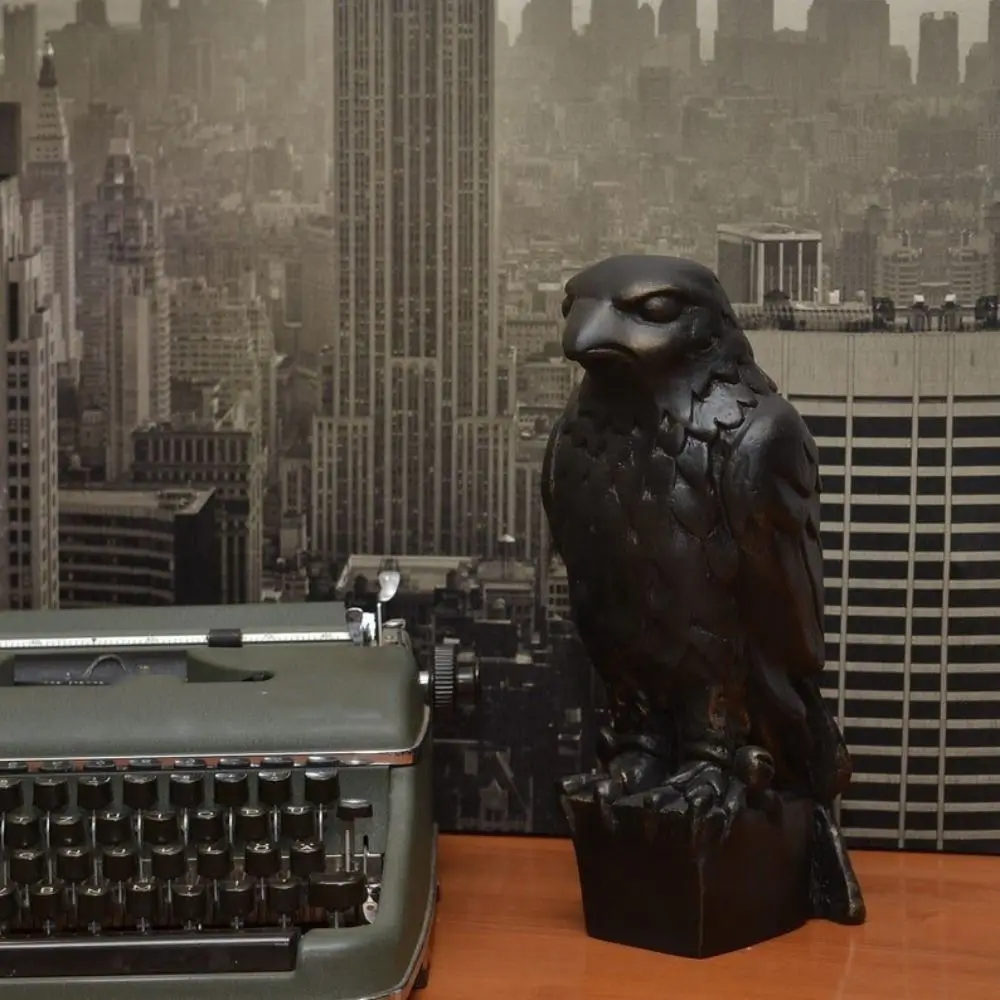 Retro Black Eagle Statue Realistic Resin Crafts Hawk Desk Ornament Handmade Exquisite Falcon Statue Home Office Garden Decor