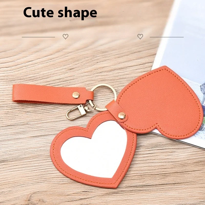 Tragbarer Herzförmiger PU-Leder Kosmetikspiegel Kompakter Mini-Spiegel mit Kette für Multifunktionale Damenhandtasche Reisegeschenk