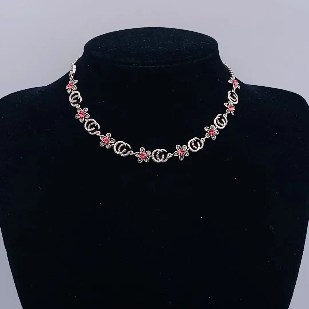 2025 قلادة جديدة كلاسيكية عتيقة مناسبة للنساء