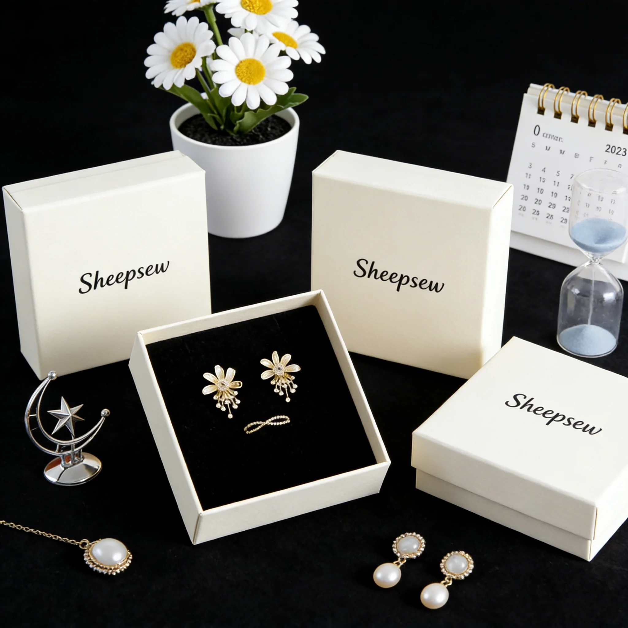 

100 шт. фиолетовая картонная упаковочная коробка для ювелирных изделий, роскошный индивидуальный логотип, кольцо, браслет, серьги, бумажные коробки 7x7x3 см, чехол для хранения ожерелья