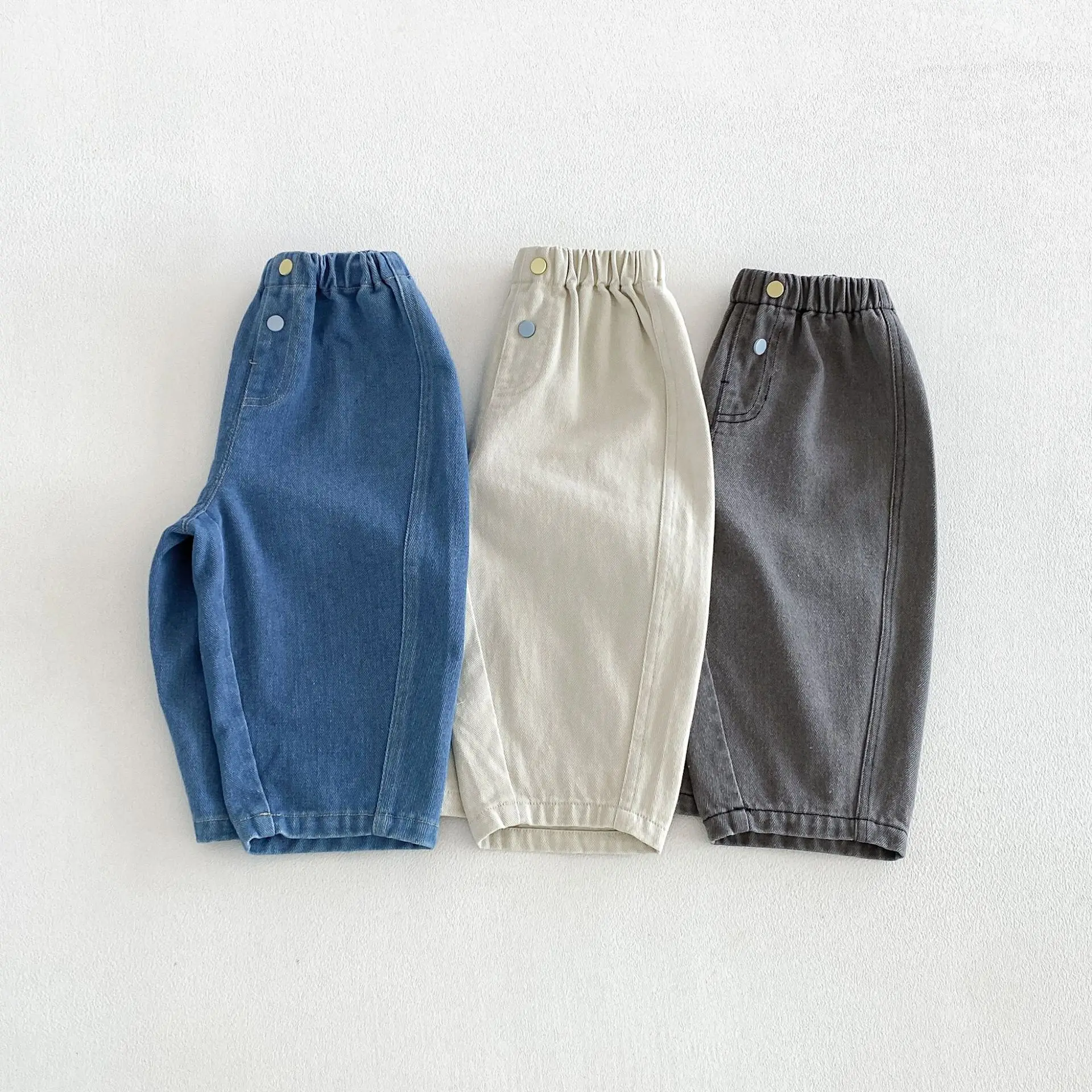 2026 Herbst Kinderhosen Einfarbige Mädchen-Jeanshosen Schlichter Stil Herbst-Jeans für Jungen Weiche Haremshosen – Detail 8